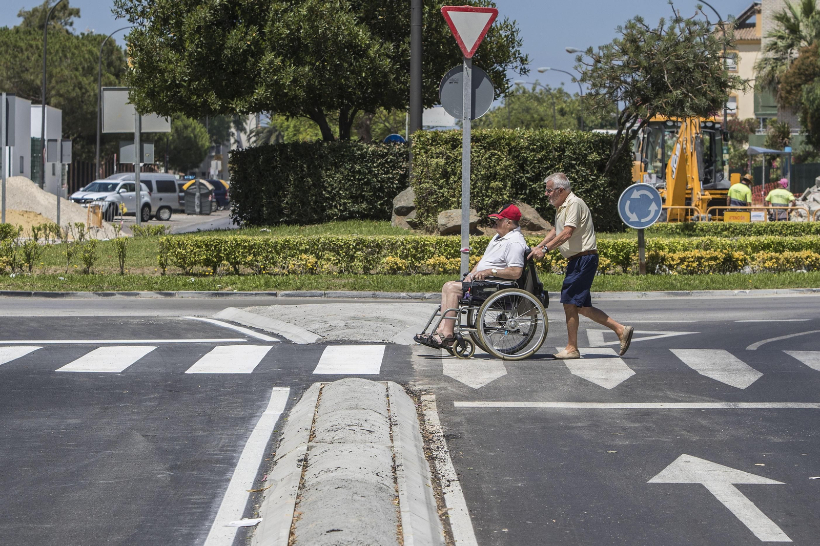 Avenida Constitución (también primera fase) Paso de peatones existente junto a la rotonda de Luis Berenguer. Al fondo se ven las máquinas trabajando.
