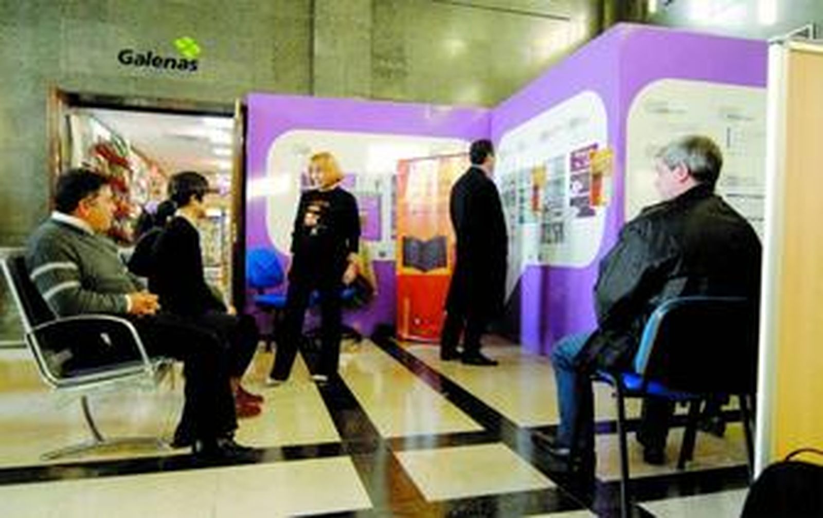 El hospital comenzó ayer su iniciativa de recabar libros para crear una biblioteca con la narración de 'personas libro' en su recibidor.