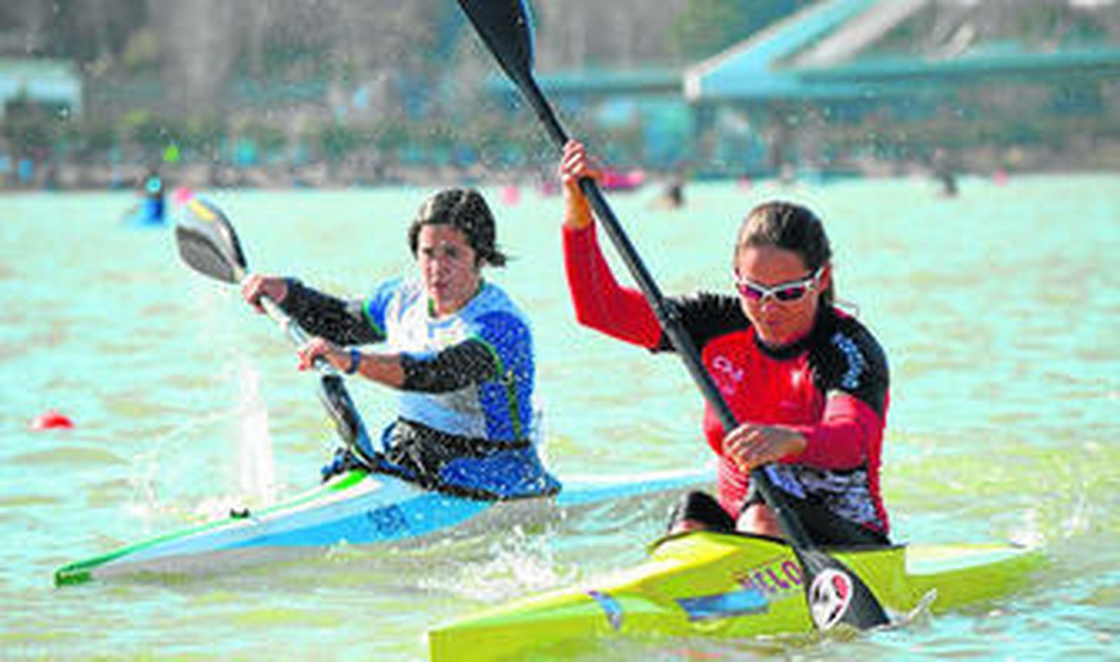 Laura Ordóñez (derecha), ayer en plena regata en Sevilla.