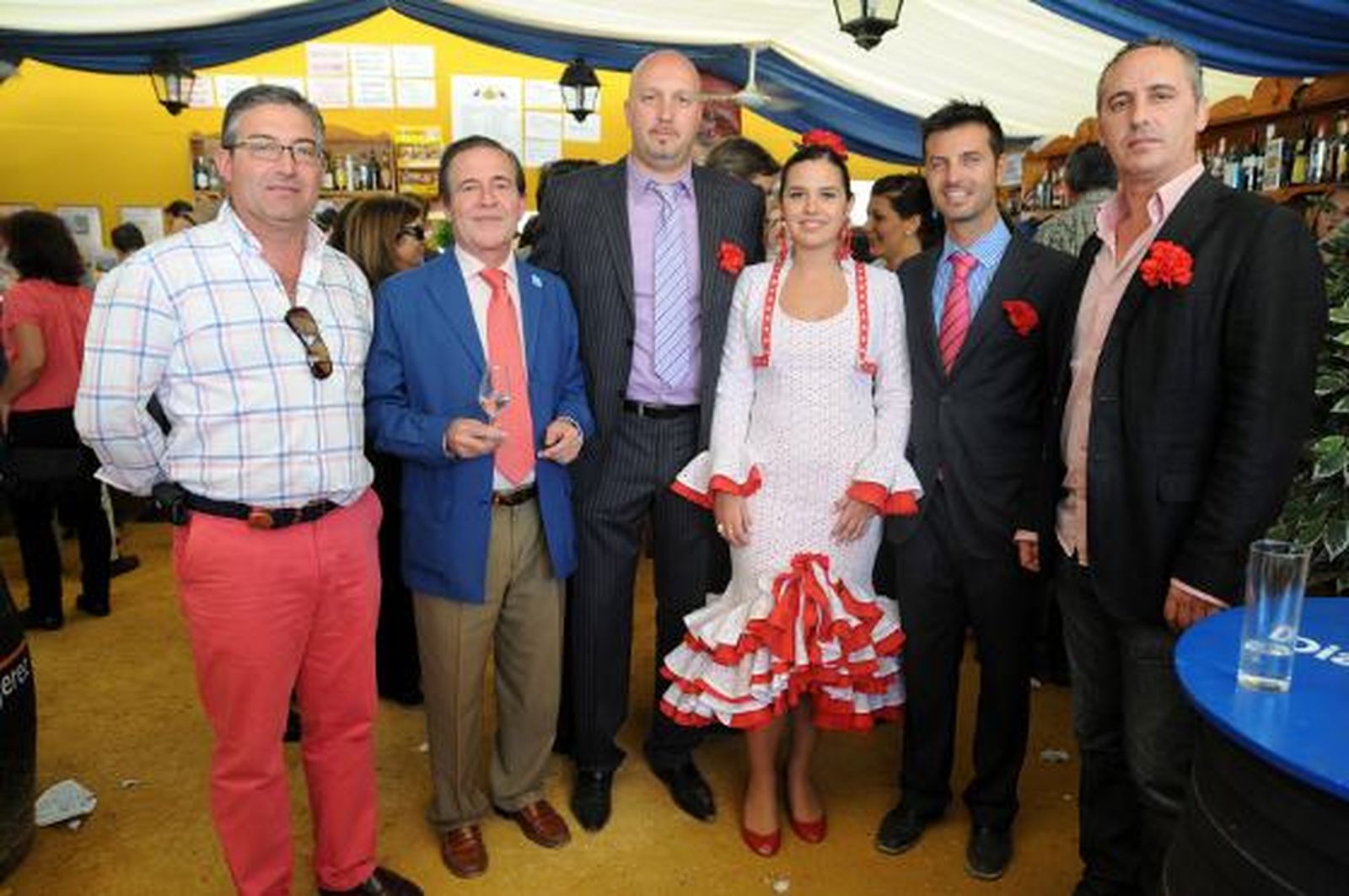 Juan Carlos García, de Aguas de Jerez; Manuel Cabrales, de Cadimar; Carlos Vázquez, propietario de Oxi; Marisa López; Alejandro Grilo, director de eventos de Oxi; y Francisco Abascal, también propietario de la discoteca.

Foto: Manuel Aranda
