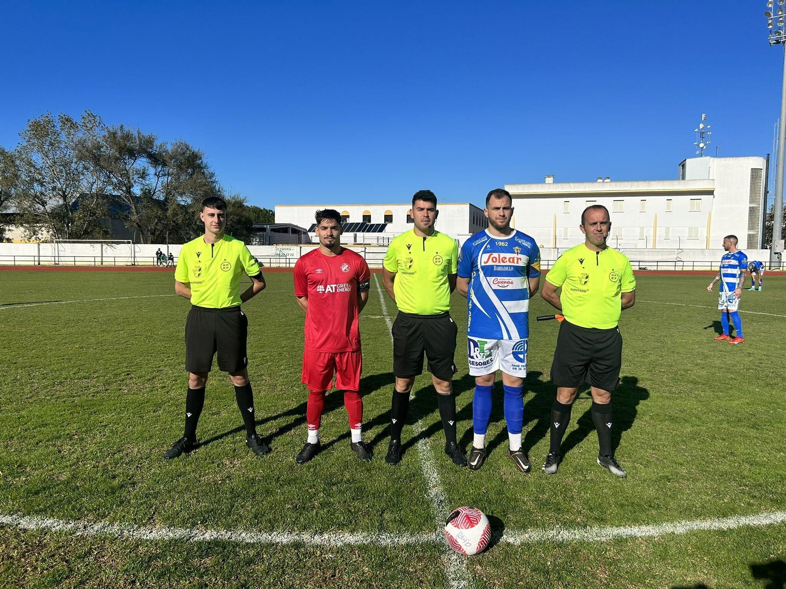 Los capitanes de Rayo y Xerez DFC B posan con el trío arbitral