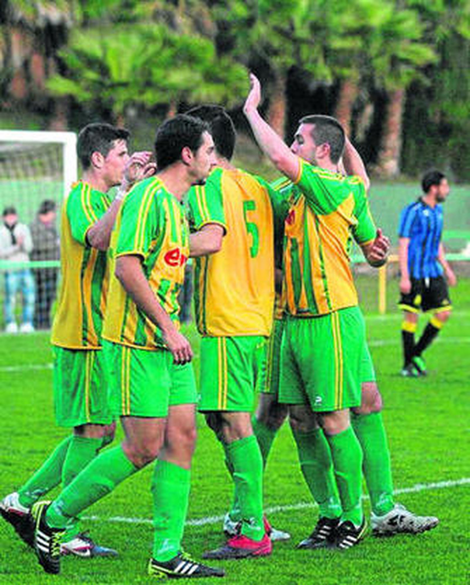 Los barreños, celebrando uno de los goles de Lucas.