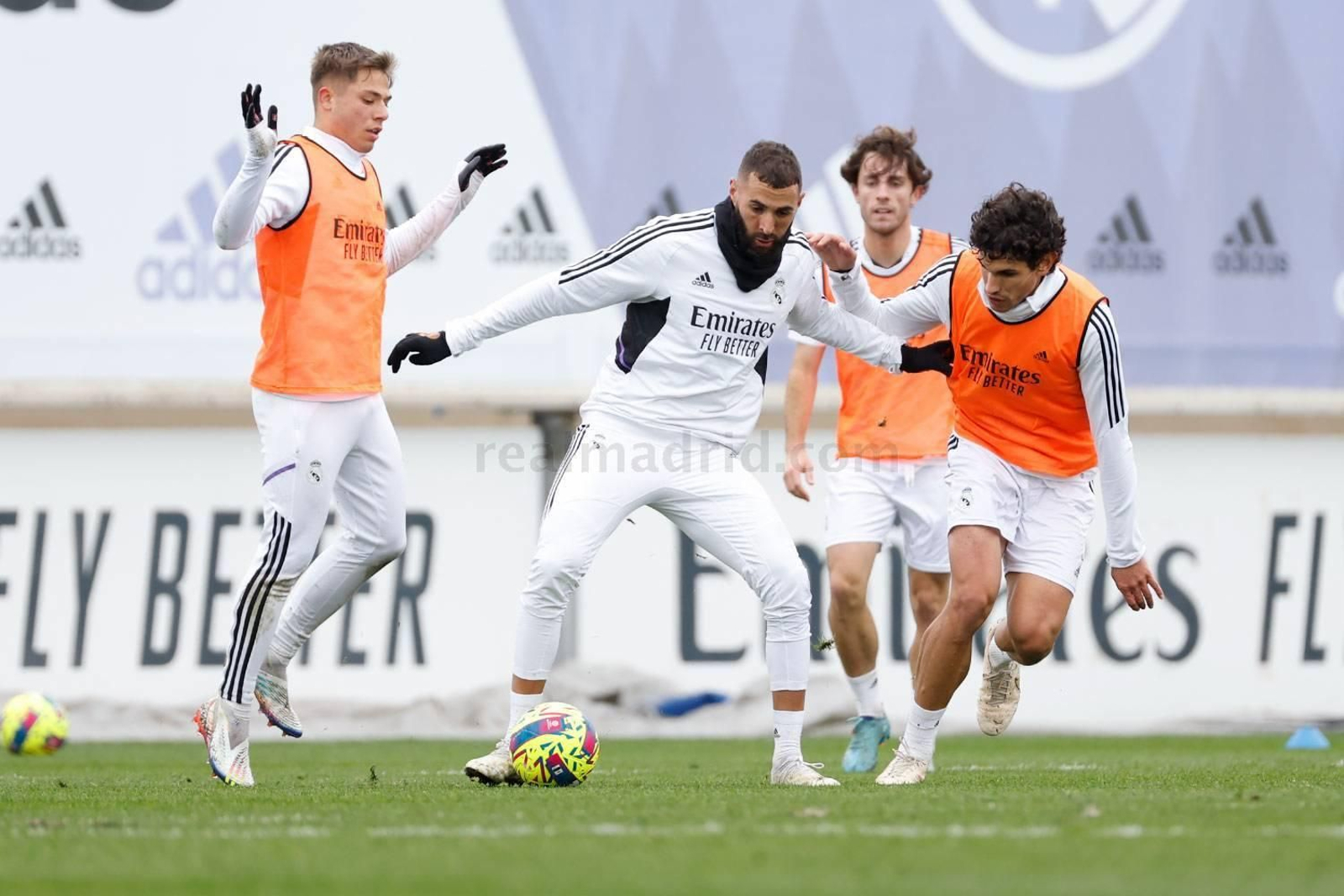 Álvaro Leiva (i), ante Benzemá, Odriozola y Vallejo. Álvaro Leiva (i), ante Benzemá, Odriozola y Vallejo.