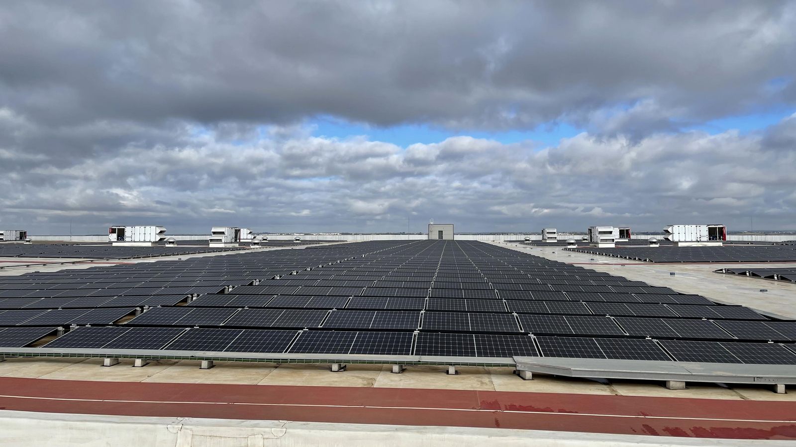 Imagen de las cubiertas de Amazon en Dos Hermanas con los paneles ya instalados.