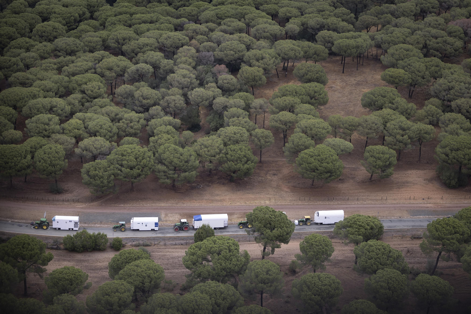 Las impresionantes fotos del camino del Rocío, desde el helicóptero de la Guardia Civil