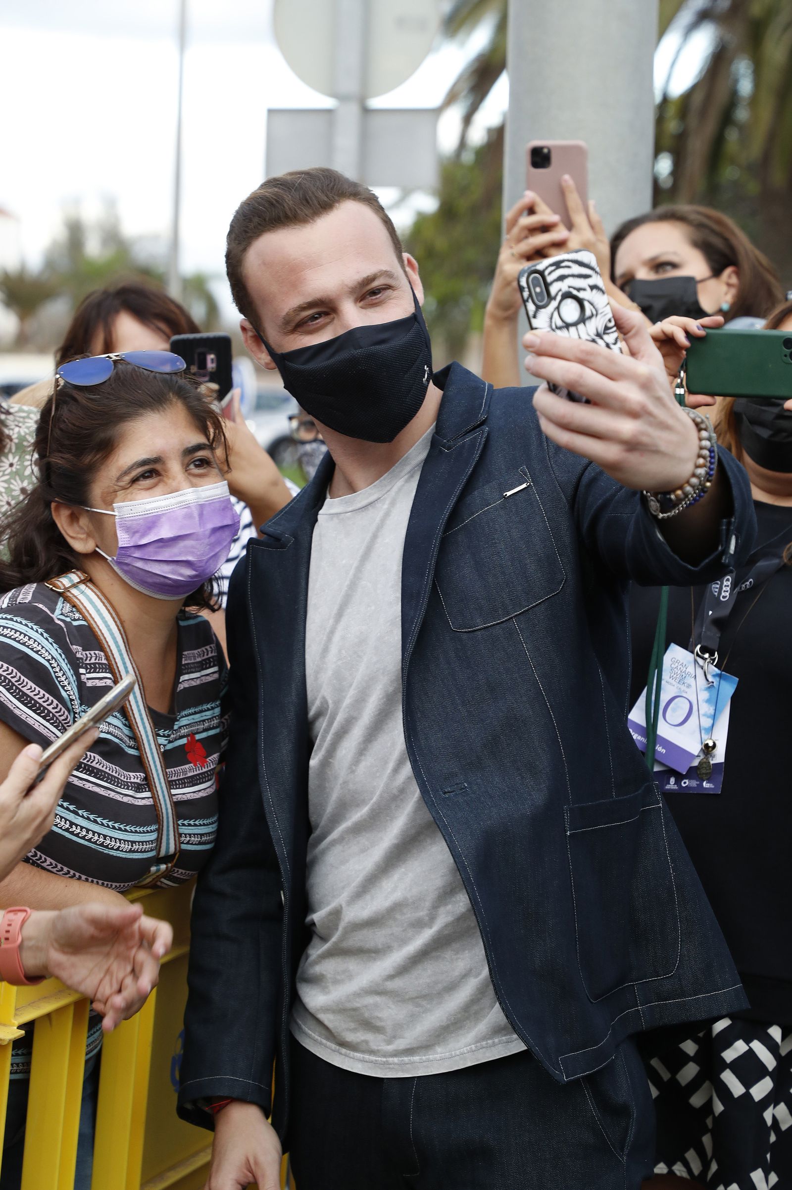 Haciéndose 'selfies' con sus fans en Gran Canaria.