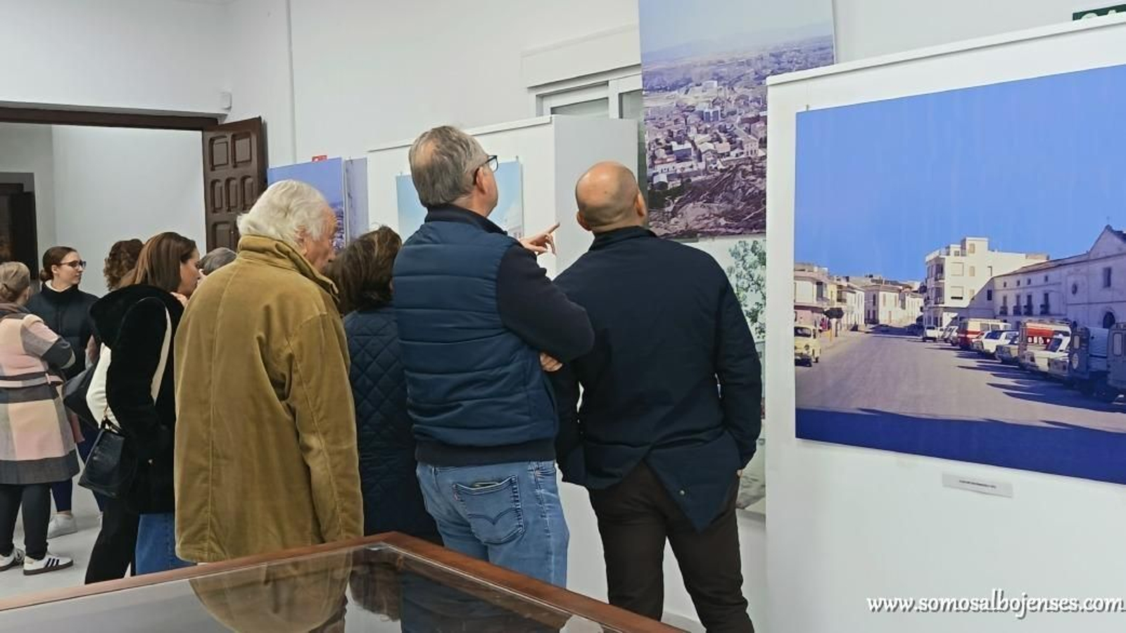 Vecinos del Almanzora se reúnen en Albox para disfrutar del arte de Miguel Romero