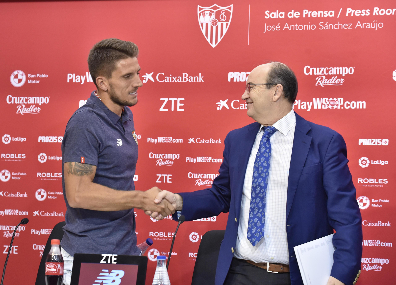 Daniel Carriço y José Castro escenifican su acuerdo para renovar.