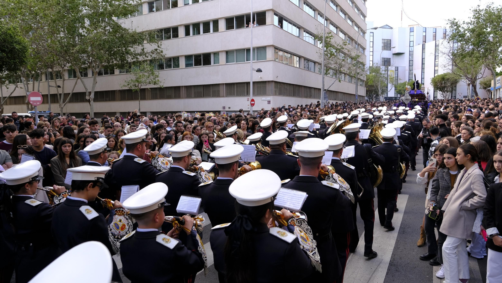 Pasión vuelve a su Iglesia de Santa Teresa azotada por la lluvia