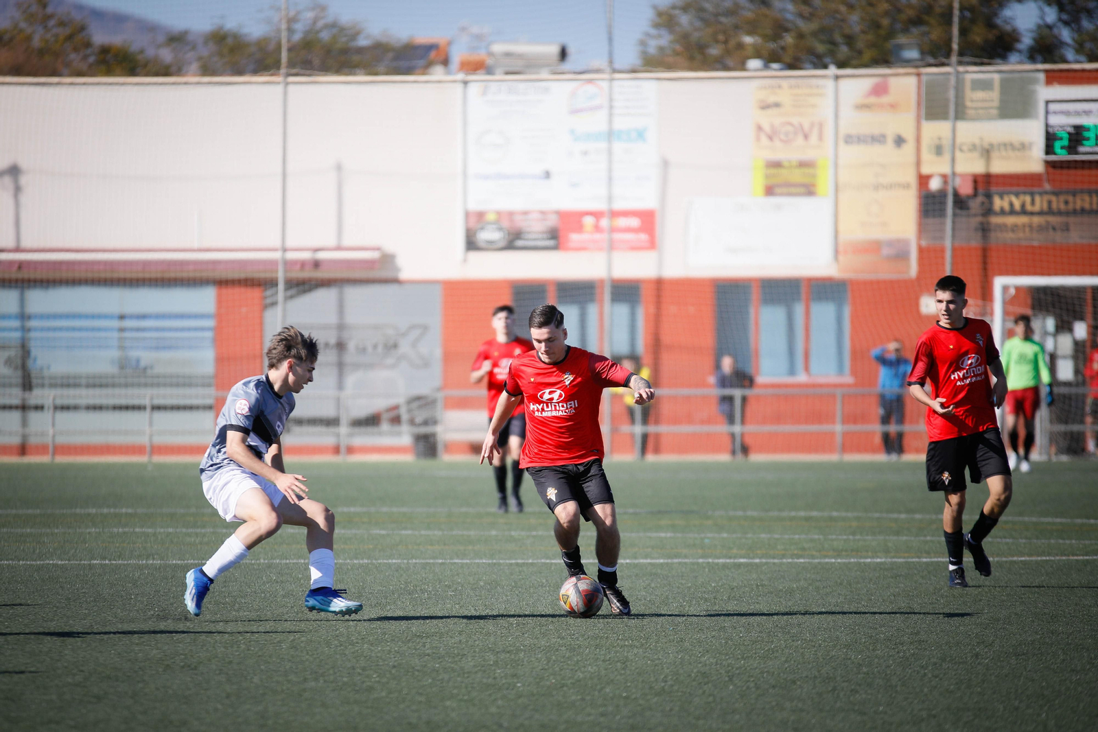 Un jugador del conjunto almeriense se va en carrera con el balón en un partido de este curso.