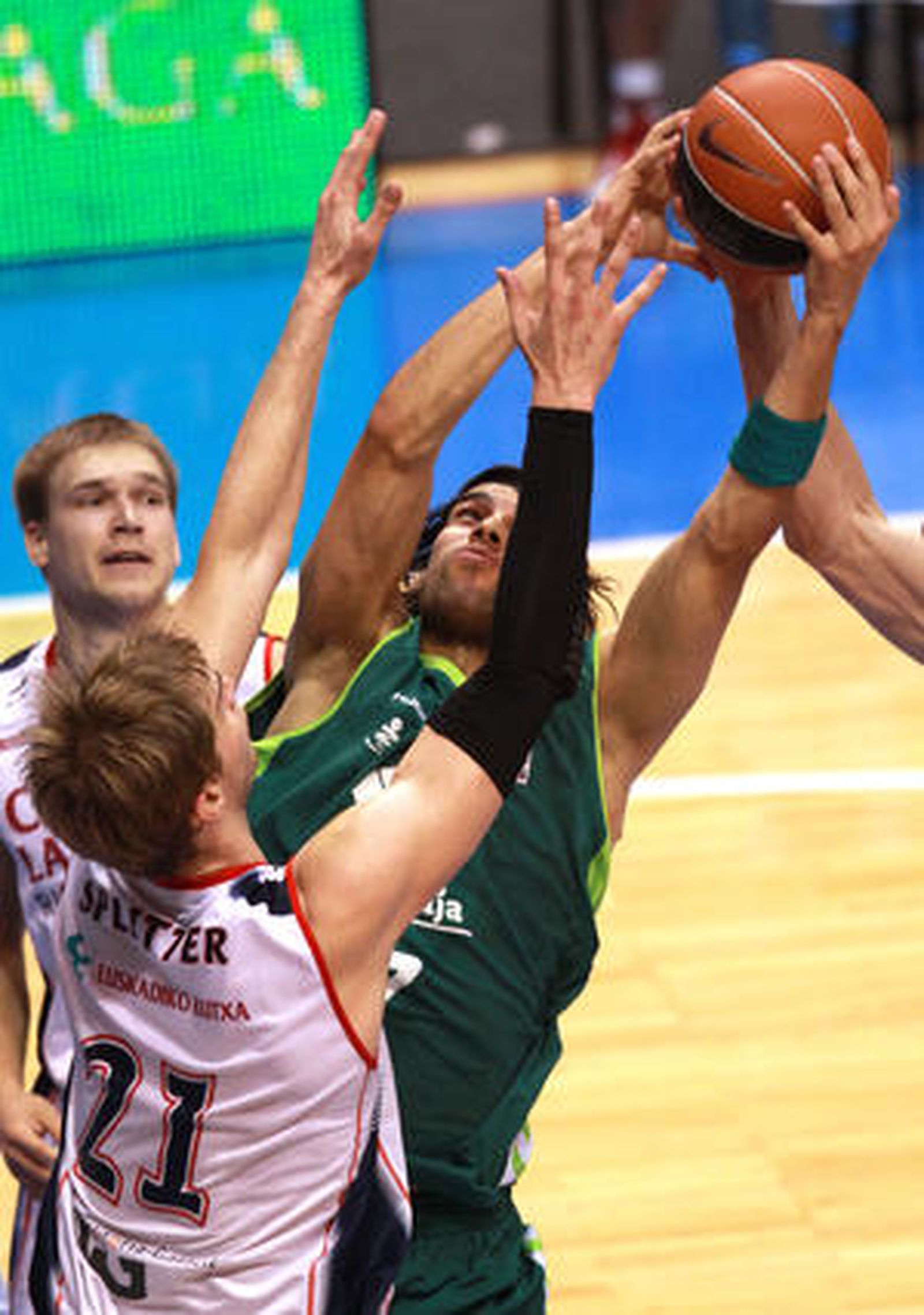 Los malagueños firman un 12-5 en la segunda vuelta y tras ganar al equipo vitoriano (70-62) consiguen el deseado quinto puesto


Foto: Migue fernandez