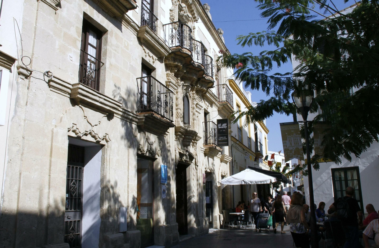 Complejo de pisos de alquiler vacacional en un edificio histórico en El Puerto.