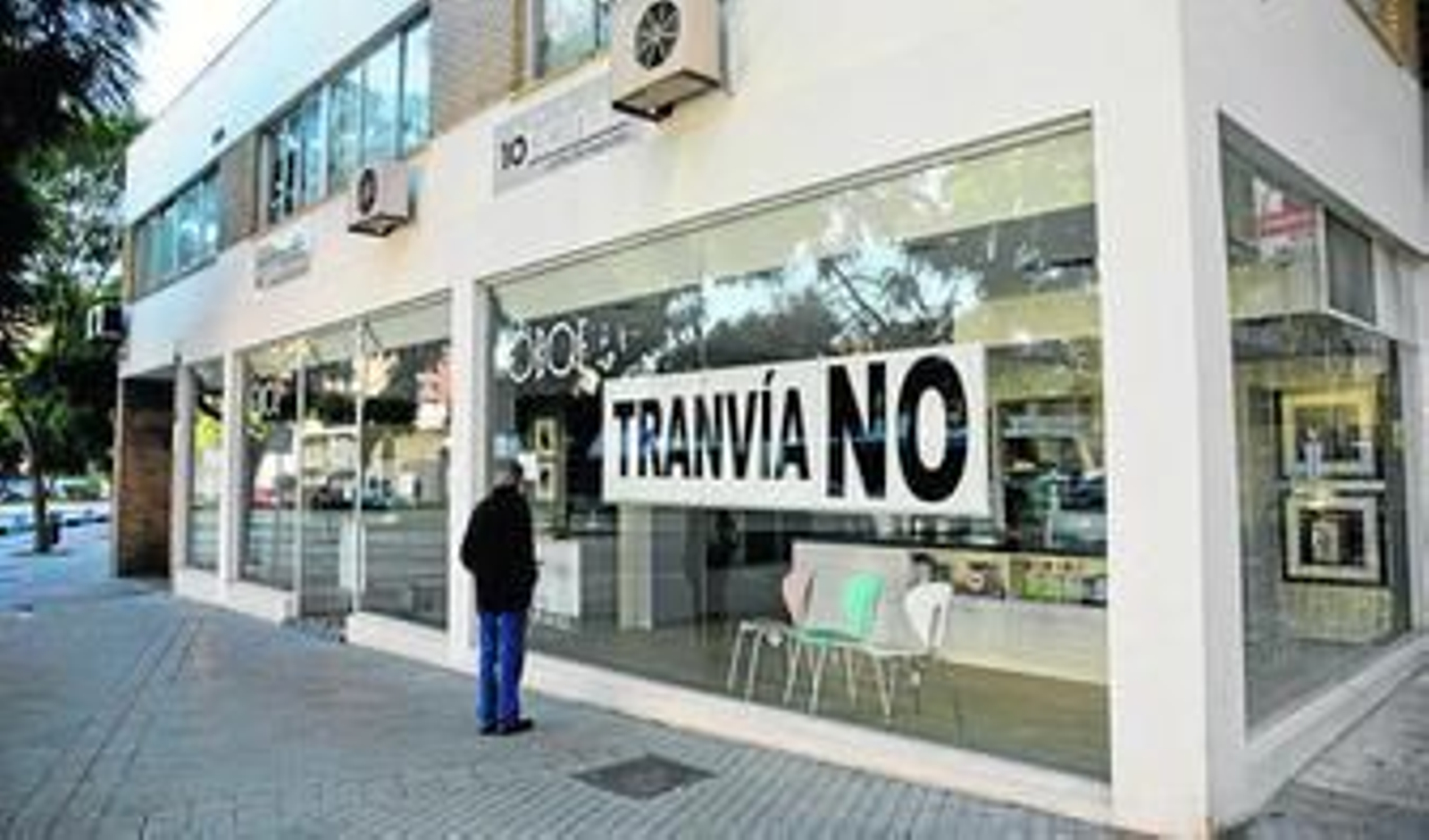 Uno de los negocios situado en la calle Hilera en la que se lee un mensaje de rechazo al Metro en superficie al Civil.