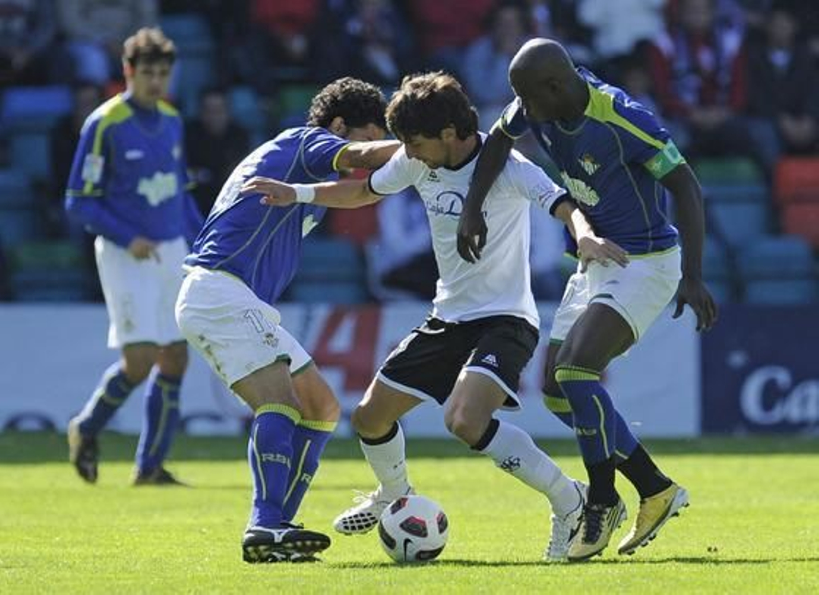 El Betis gana un partido marcado por el susto protagonizado por el jugador del Salamanca Miguel García, que sufrió una parada cardorrespiratoria en pleno partido. / LOF