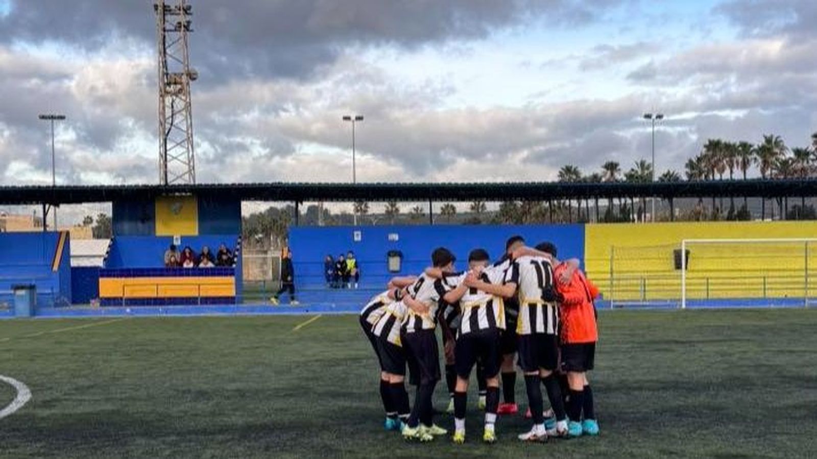 Un partido de fútbol base en el campo del Zabal, en La Línea.