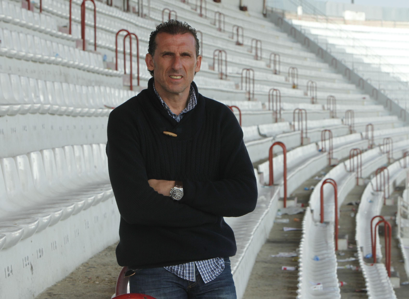 Óscar Arias posa en la grada alta de Preferencia del Sánchez-Pizjuán.