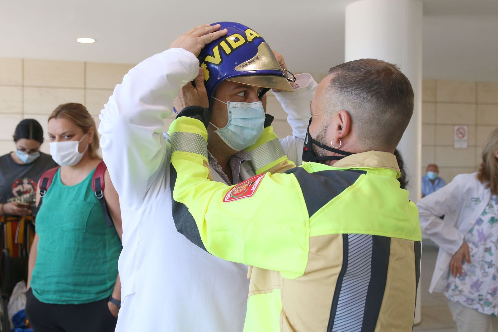 Fotogalería los bomberos de Almería regalan un cochecito eléctrico y camisetas a los niños hospitalizados de Torrecárdenas