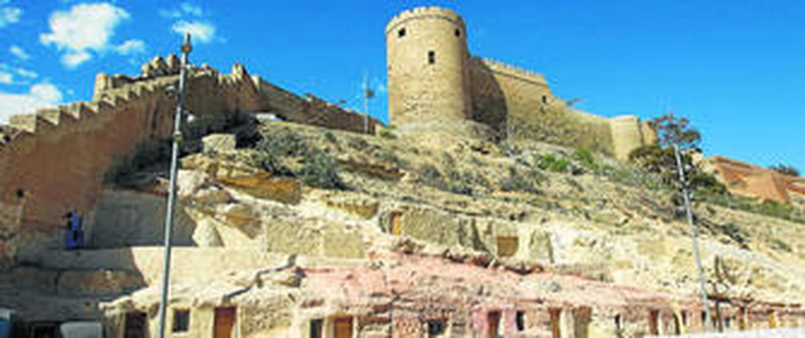 1. las cuevas del Mesón Gitano, en la actualidad, a la espera de su nueva explotación. 2. Aspecto de antaño, cuando era el pintoresco hotel elegido por famosos, como Briguitte Bardó, y punto de reunión de la sociedad almeriense. 3. El refugio de la Guerra descubierto, que podría abrir también.