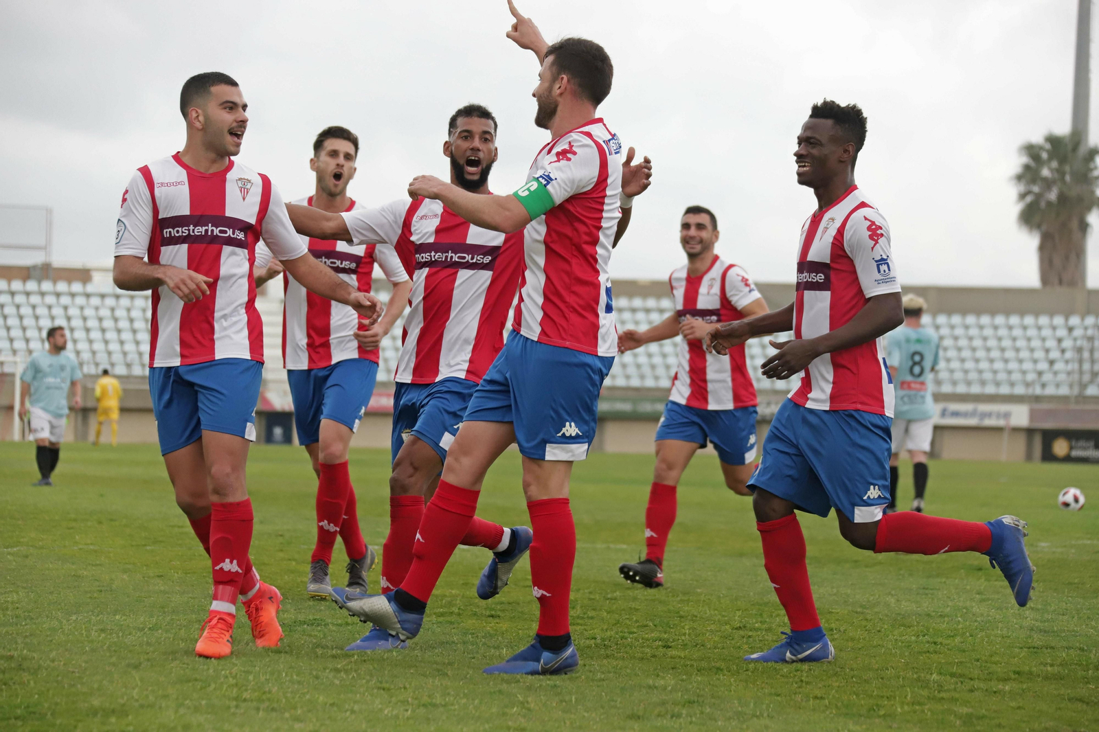 Los albirrojos celebran el gol de Iván en el último duelo en el Nuevo Mirador.