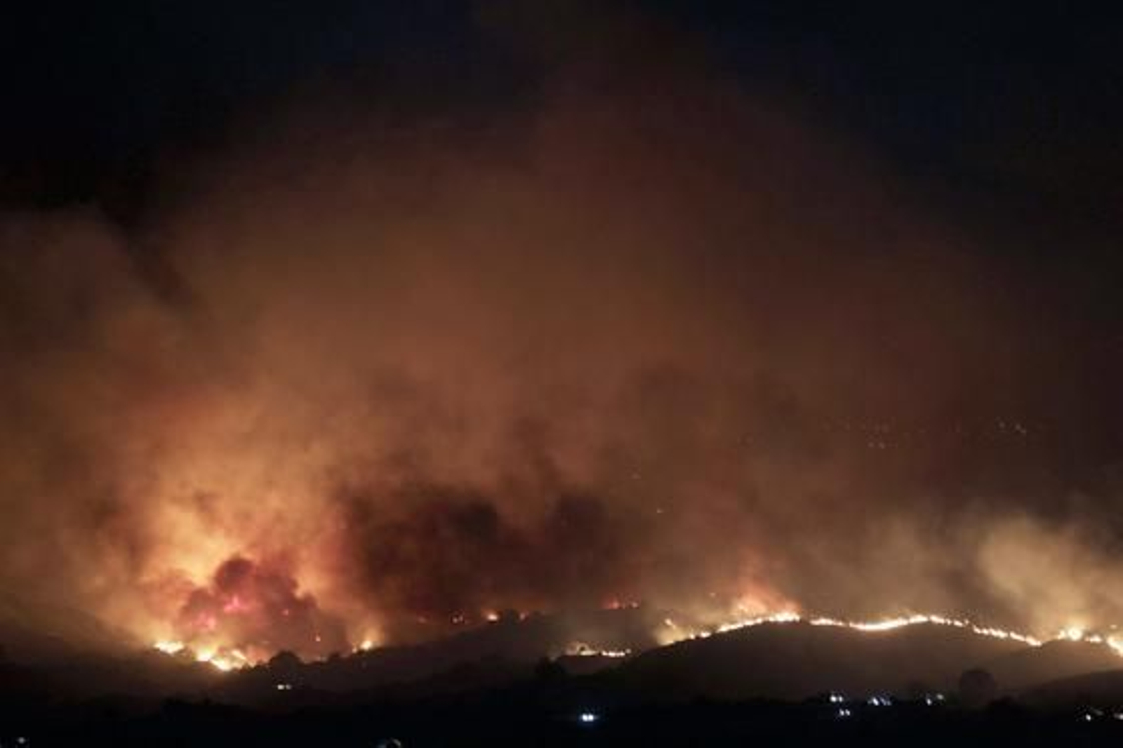 Más de 200 desalojados por el fuego de Mijas y varias casas quemadas