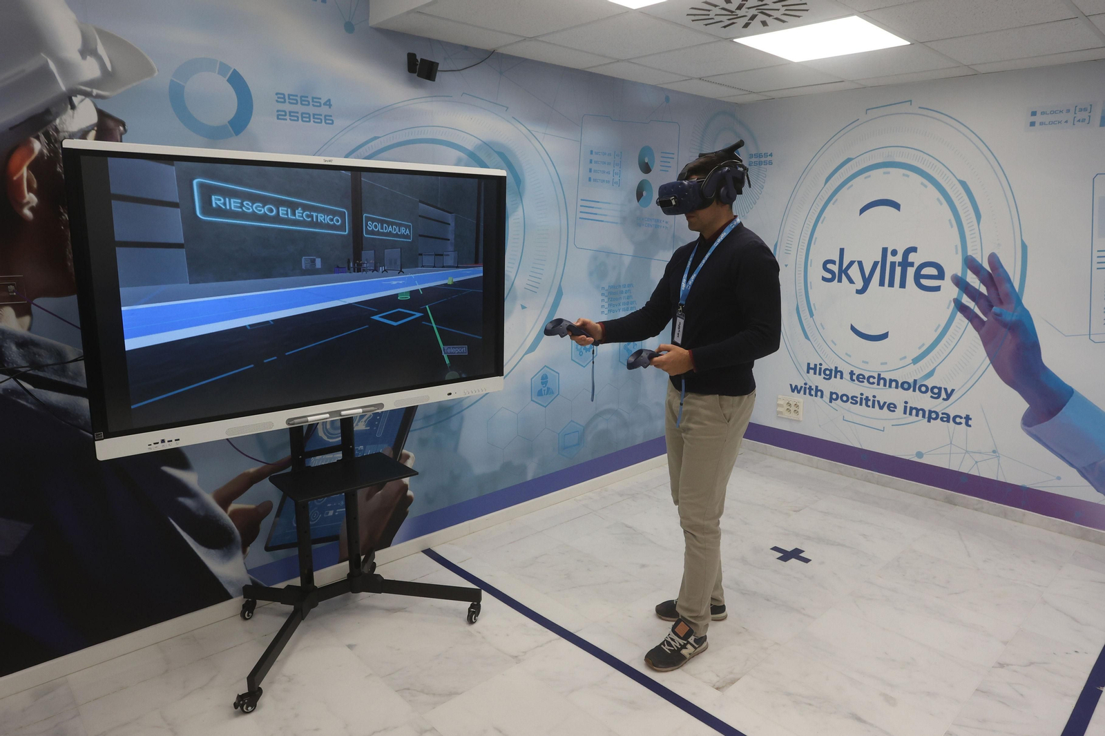 Uno de los trabajadores hace pruebas en el simulador de realidad virtual.