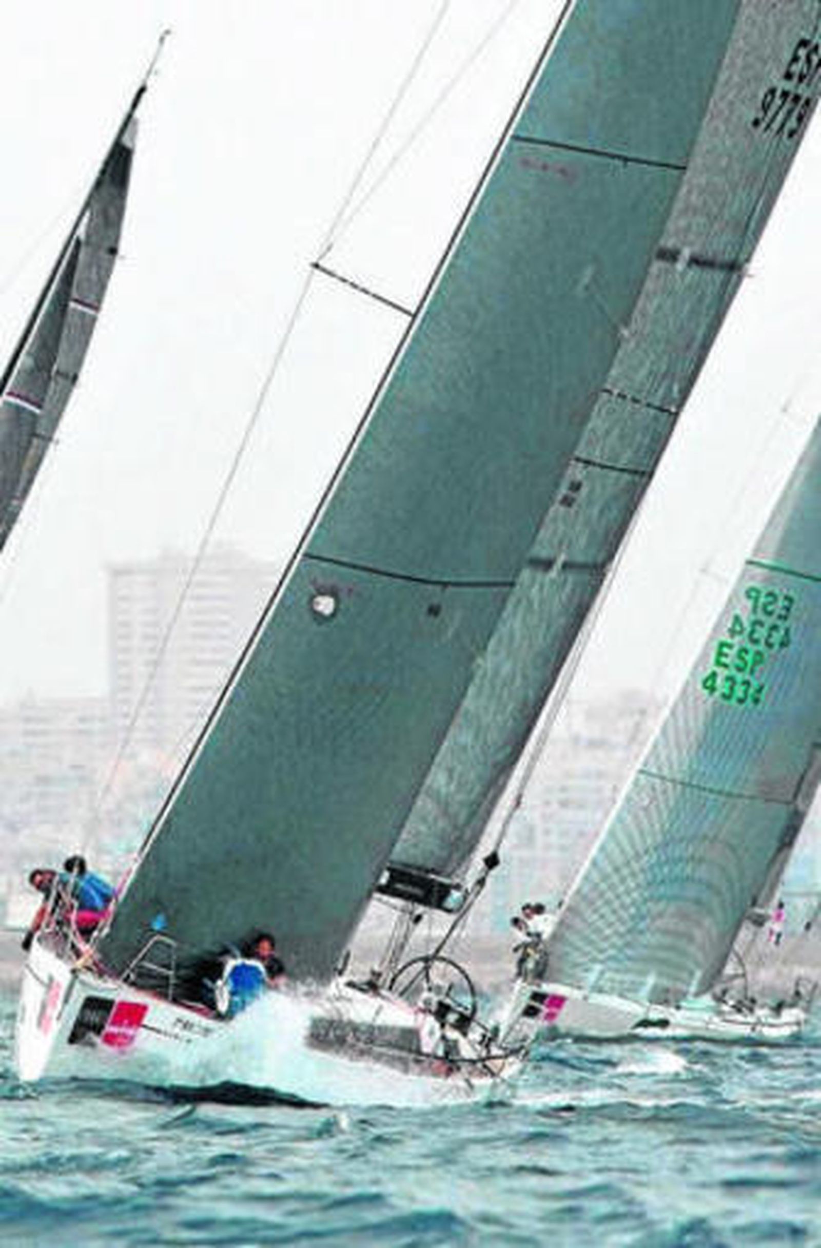 Momento de la salida para la flota de la clase RI 1.