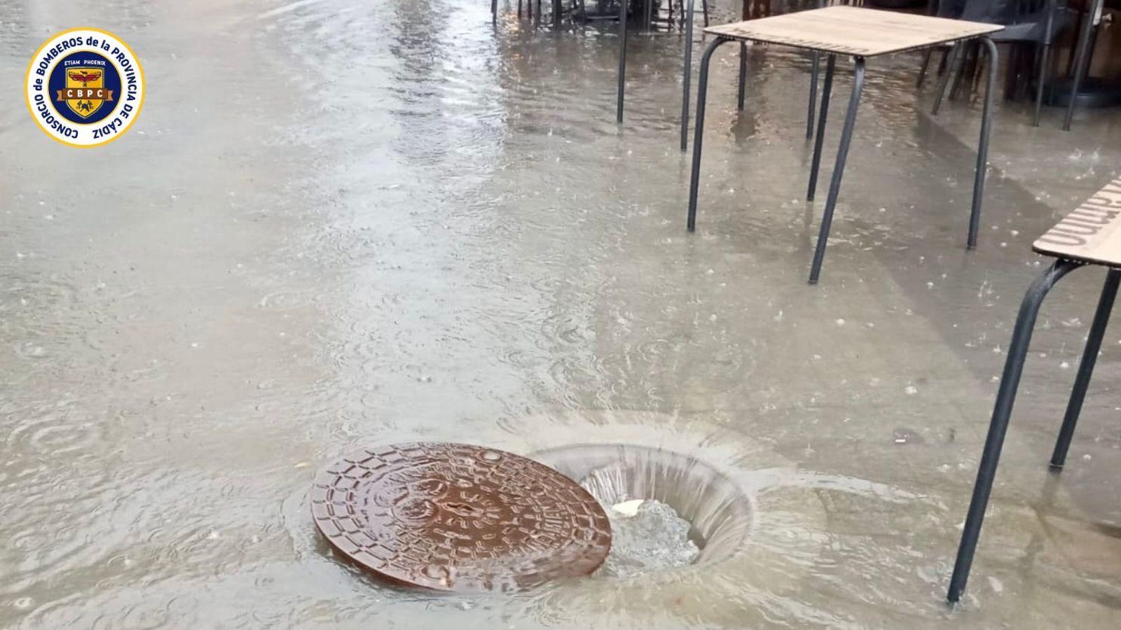Acumulación de agua en una alcantarilla de la calle Ancha.