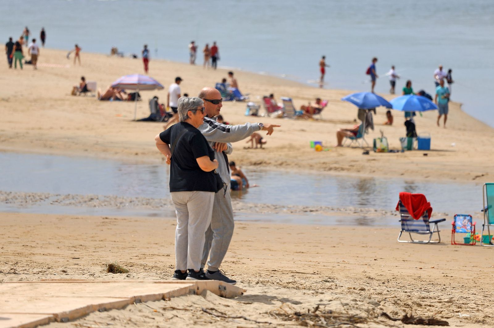 Imágenes del ambiente en la playa de El Portil durante la mañana del 1 de mayo