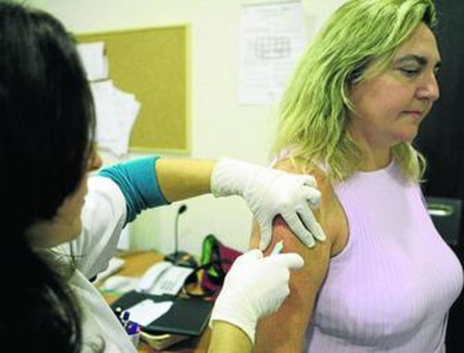 Una enfermera dispensa la vacuna a una paciente en el centro de salud de El Porvenir.