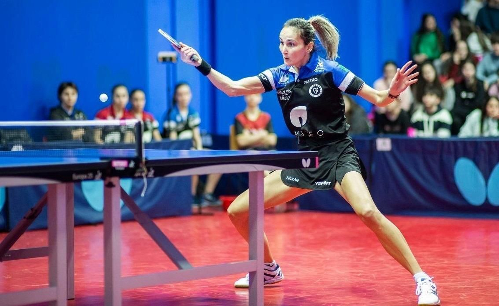 Galonja devuelve una bola durante un partido.