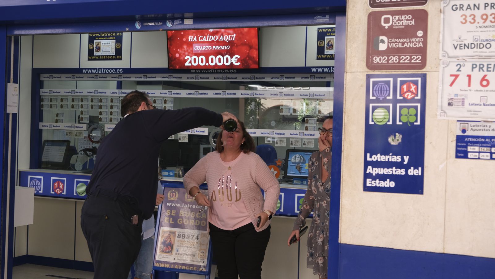 Imágenes de los premiados por la Lotería de Navidad en Almería y provincia