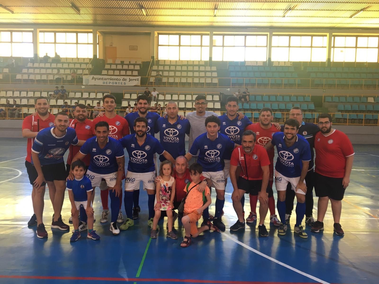 Juan Carlos Gálvez posa con la plantilla en su último partido en el banquillo.