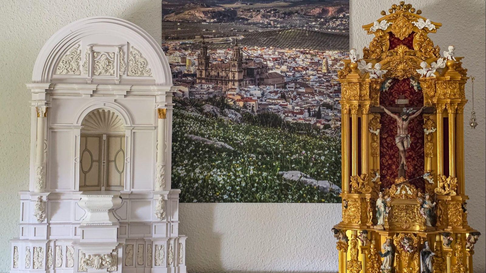 El retablo del Camarín de Jesús y el altar creado ex profeso para su réplica del Cristo de las Aguas. El retablo del Camarín de Jesús y el altar creado ex profeso para su réplica del Cristo de las Aguas.