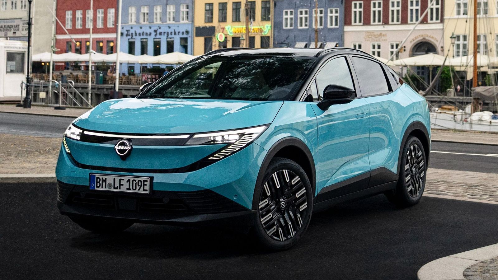 Algo más alto y ancho, sin embargo este nuevo Leaf reduce mucho su longitud de carrocería respecto a su antecesor.