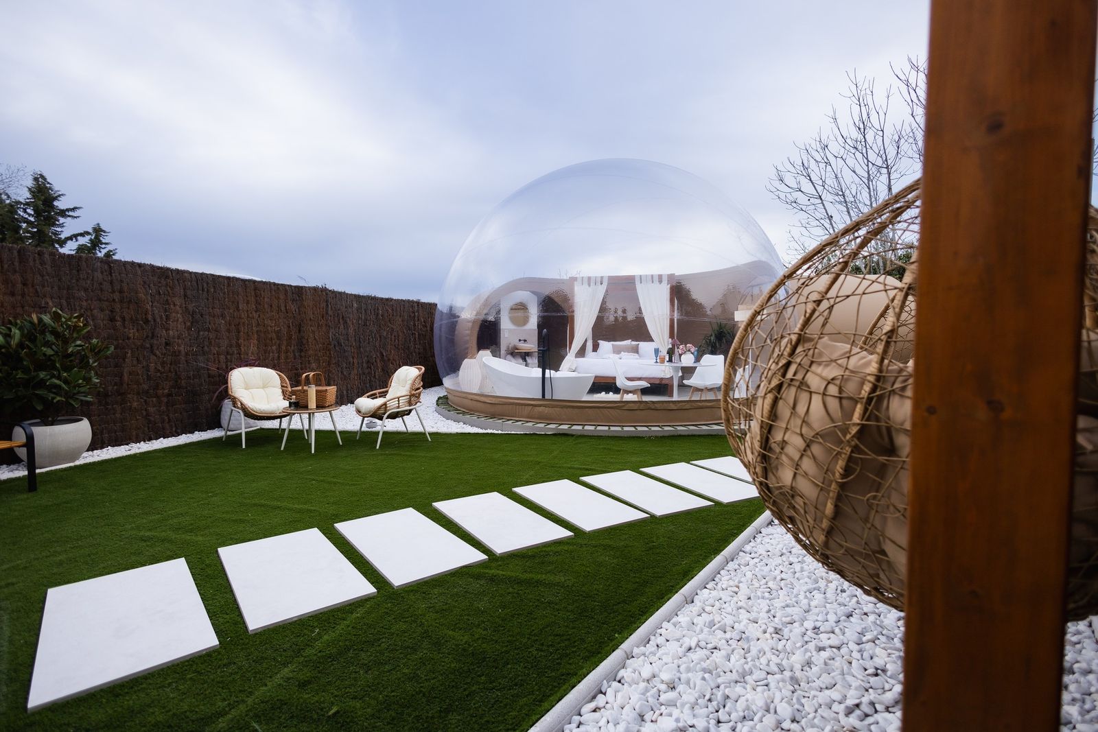 Una habitación con forma de burbuja transparente para ver de día la sierra y, de noche, la bóveda celeste.