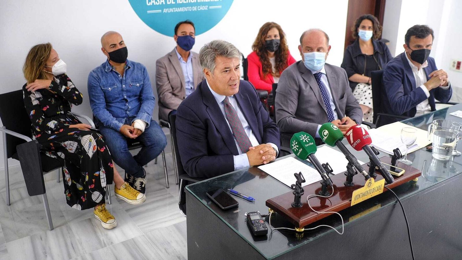 Los populares gaditanos, en la rueda de prensa ofrecida este lunes en apoyo a Ignacio Romaní.