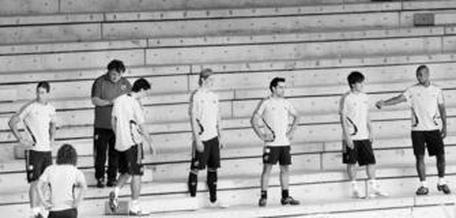 Sergio Ramos, Puyol, Capdevila, Torres, Xavi, Silva y Senna, en la sesión de recuperación de ayer a las órdenes de Jesús Paredes.