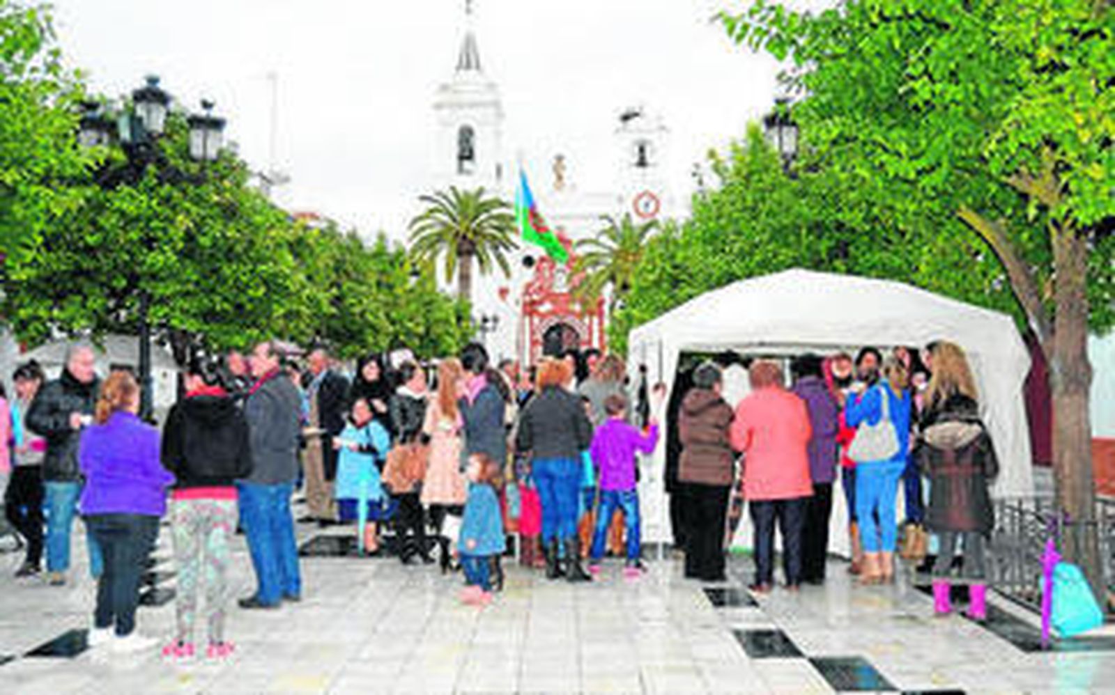 Carpa de la comunidad gitana instalada en la plaza de Almonte.