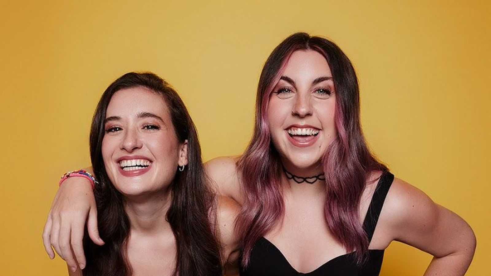 Estirando el chicle, el podcast más irreverente del panorama actual, se sube al escenario sevillano.