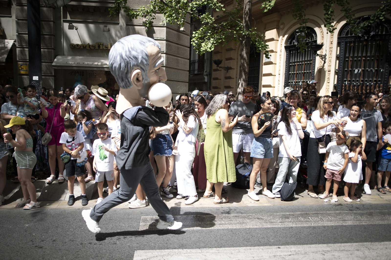 Las mejores imágenes del recorrido de la Tarasca por las calles de Granada