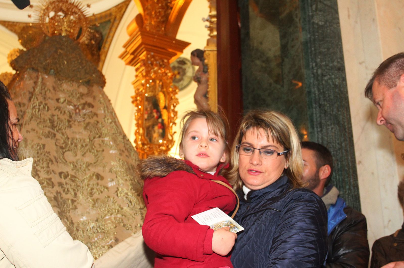 El Rocío celebra La Candelaria con la presentación de los niños a la Virgen, en imágenes