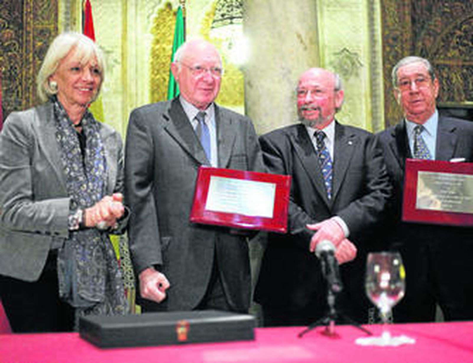 José Pedro Pérez Llorca, recibiendo anoche el premio Libertad de manos de la alcaldesa.
