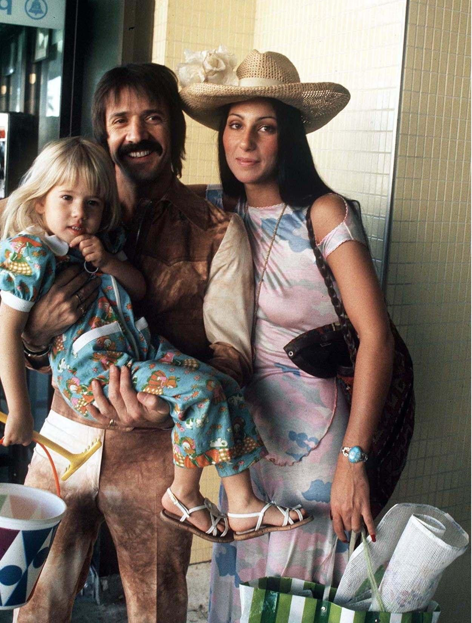 Con su primer marido, Sonny Bono, y el hijo de ambos.