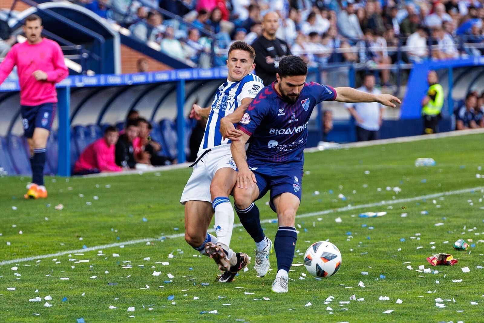 Chinchilla disputa un balón en el partido ante la Gimnástica Segoviana.