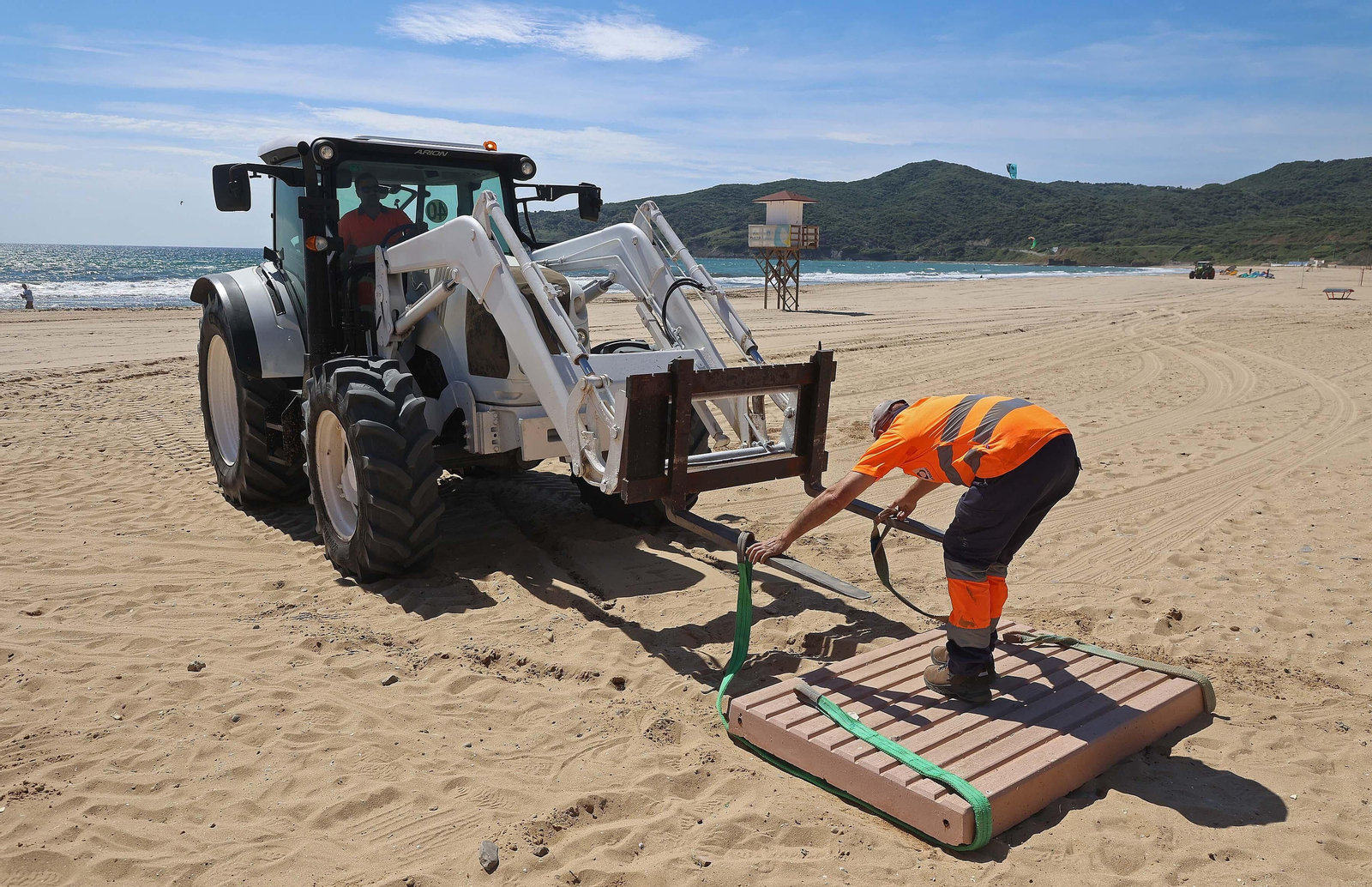 Imágenes de los preparativos para  la temporada de playas en Getares