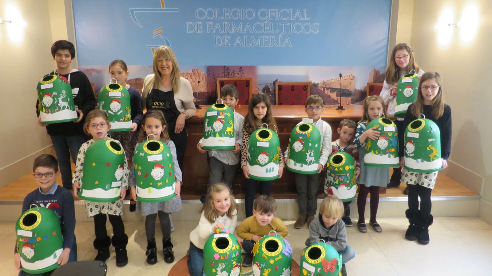 Los pequeños con sus creaciones.