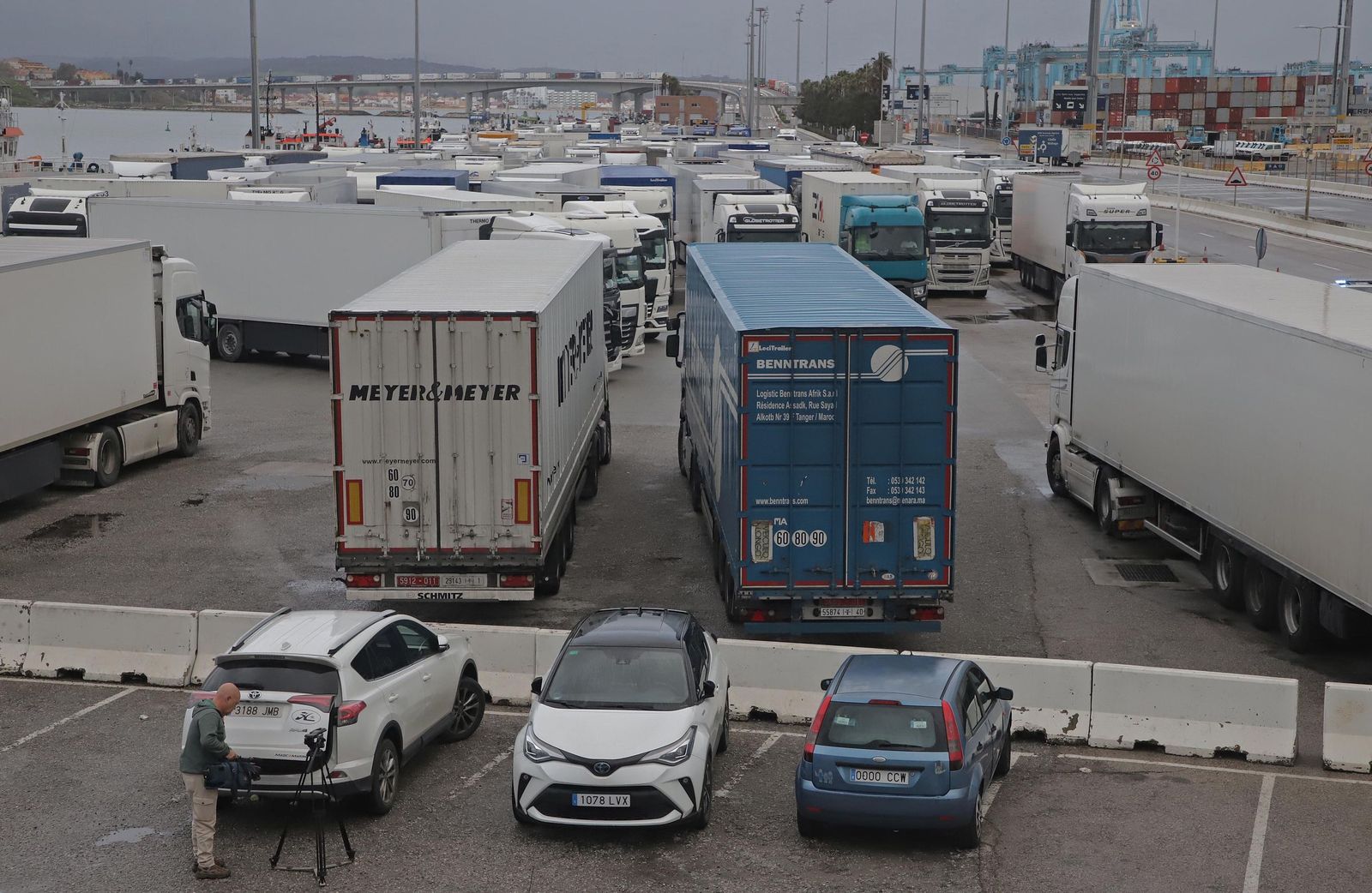 Fotos del cierre del acceso para camiones en el Puerto de Algeciras