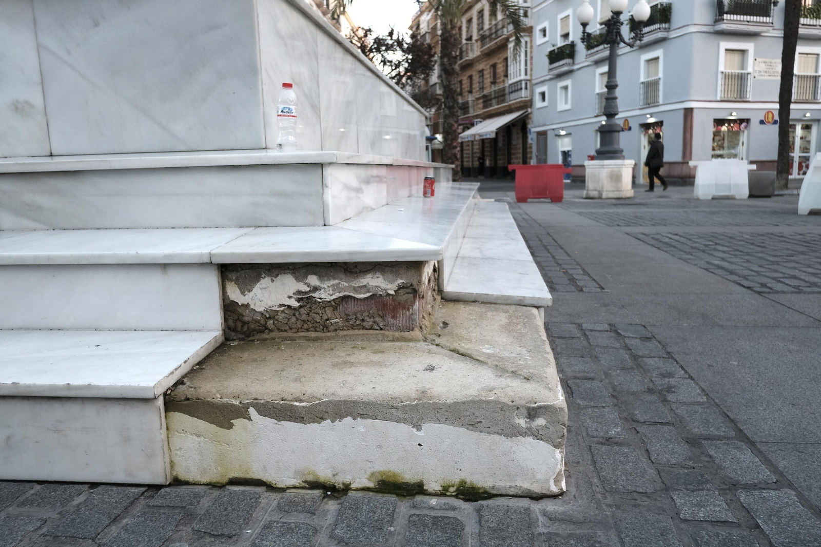 Estado que presenta actualmente la parte baja del monumento a Moret, con nuevas caídas de piezas de mármol.