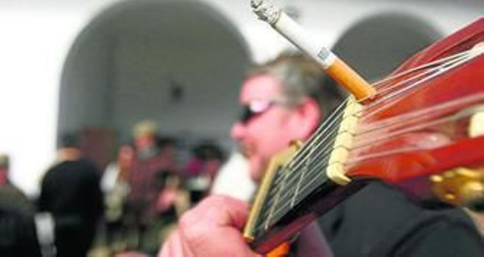 Los rocieros salen a fumar a los patios de las casas o se quedan en la entrada.