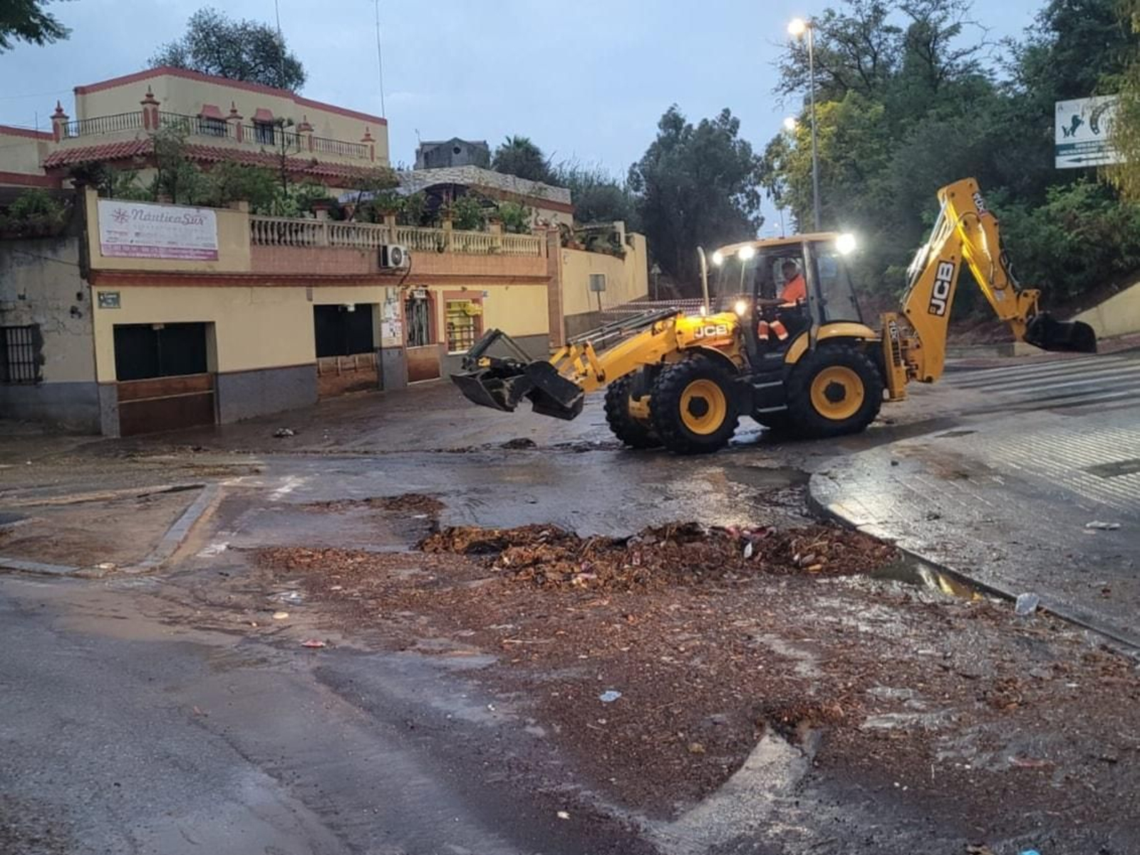 Operarios trabajando en una zona afectada por las lluvias en Sanlúcar.
